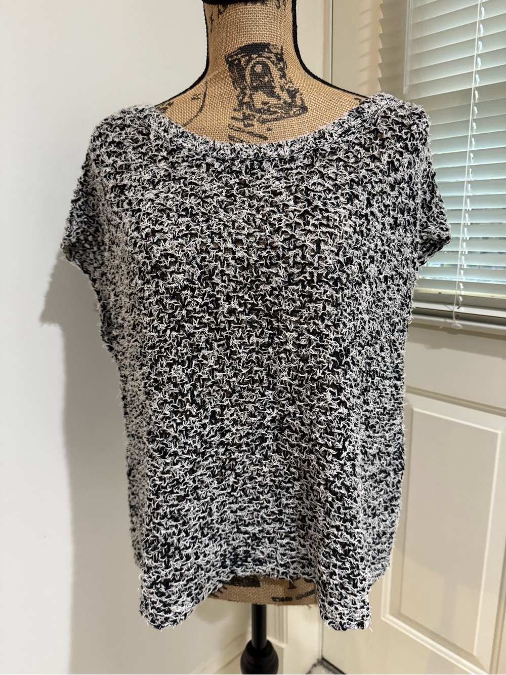 Eileen Fisher Black & White Textured Knit Short Sleeve cotton blend Top size M